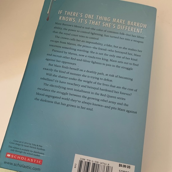 Glass sword by Victoria Aveyard part of red Queen series paperback UV - Picture 4 of 4